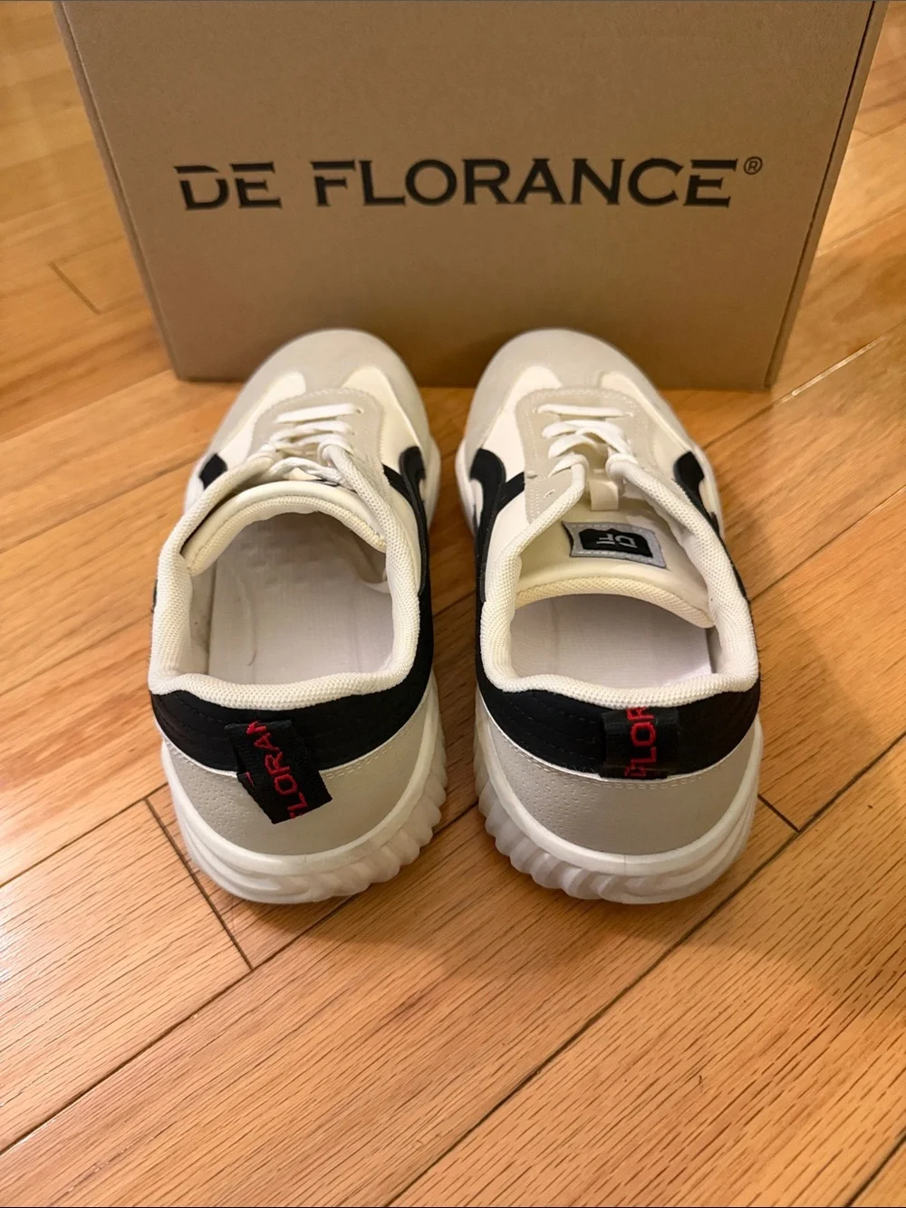 Deflorance Cloudea Women's White and Black sneakers size 8.5 (fits 9.5 to 10)